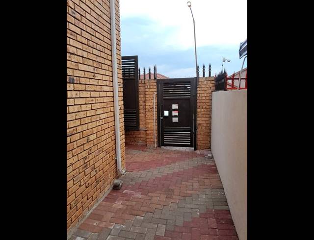4 BEDROOM HOUSE FOR SALE IN KAGISO